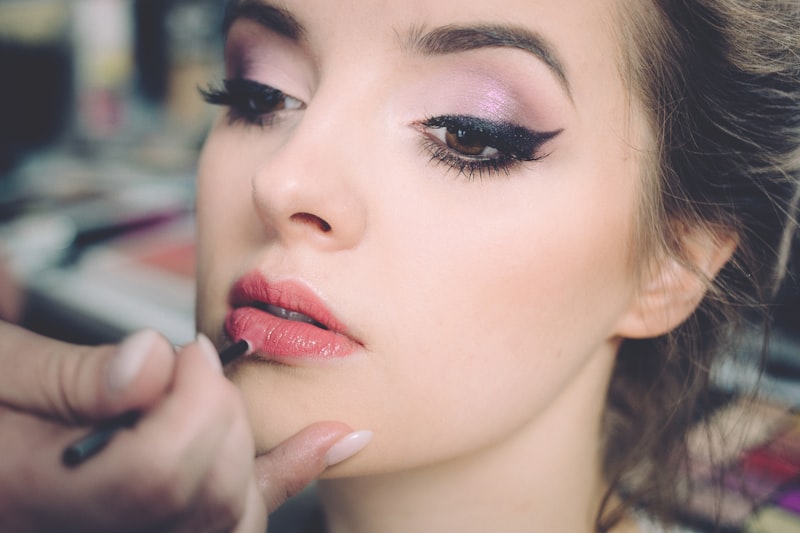 Model dengan riasan makeup elegan menggunakan produk Bella Beauty